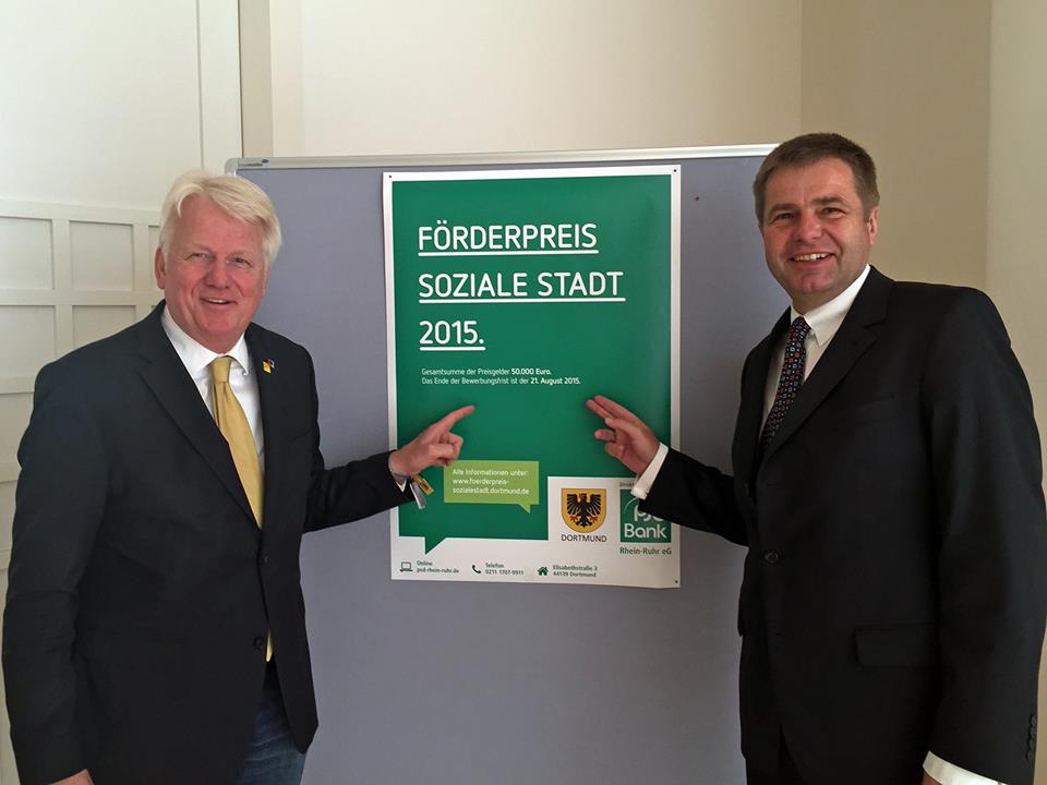 Ullrich Sierau, Oberbürgermeister der Stadt Dortmund und PSD Vorstand August-Wilhelm Albert geben den Startschuss zum "Stadt Dortmund - PSD Bank Förderpreis Soziale Stadt 2015"